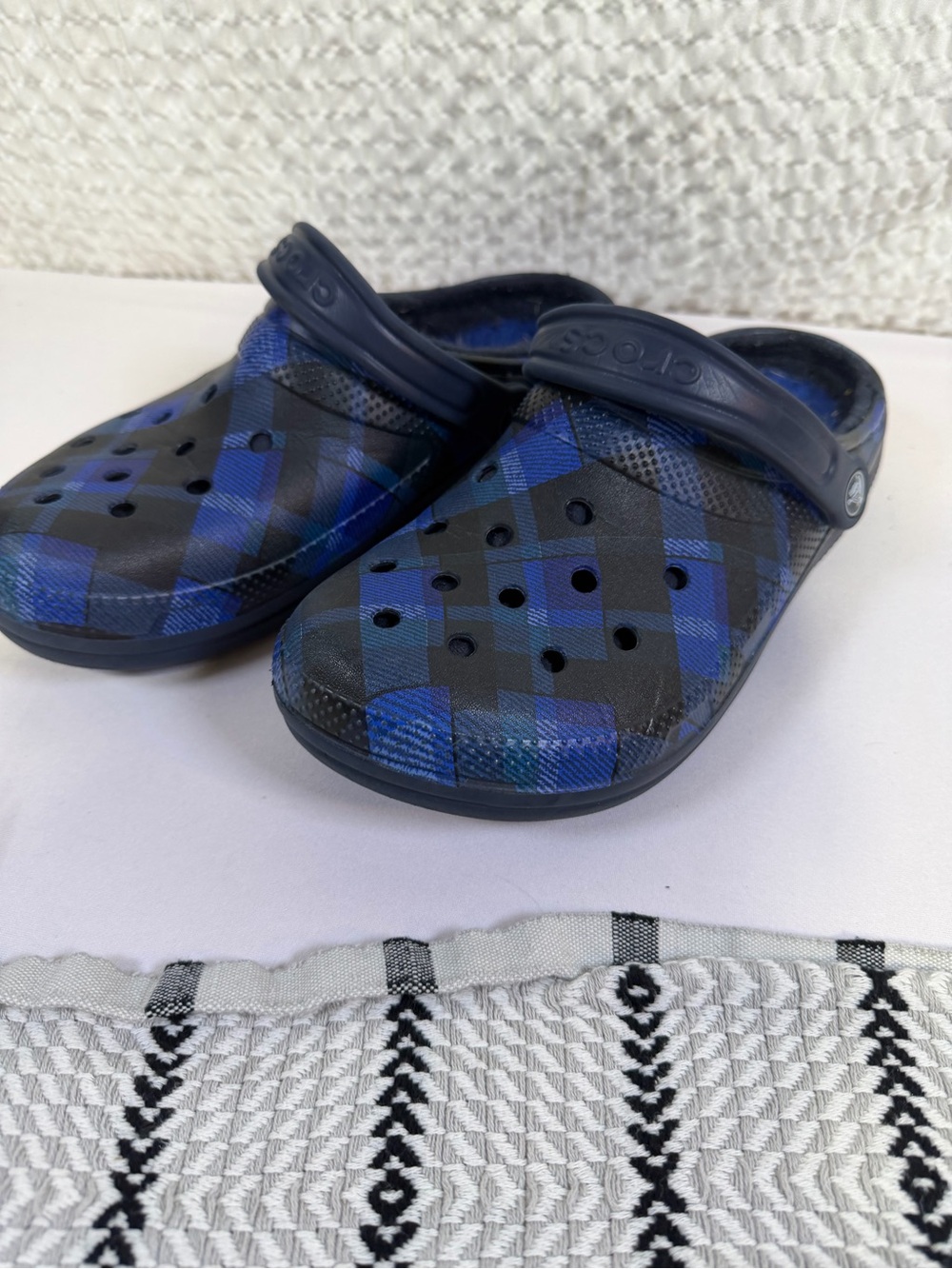 CROCS adult Plaid Clog in Navy and Black womens 8 men’s 6